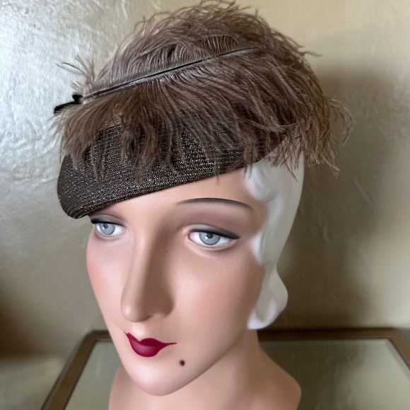 CAPTIVATING 1950s\' MULTICOLORED STRAW JULIET CAP with TAN OSTRICH FEATHER main image 14